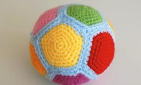 Virka en färgglad boll