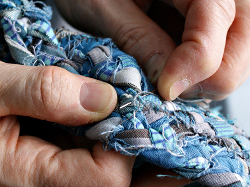 Fyrflätor sys ihop - Foto Mats Pallin