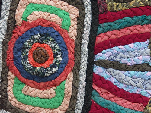 Närbild av treflätad matta där flätorna sytts ihop - Foto Mats Pallin