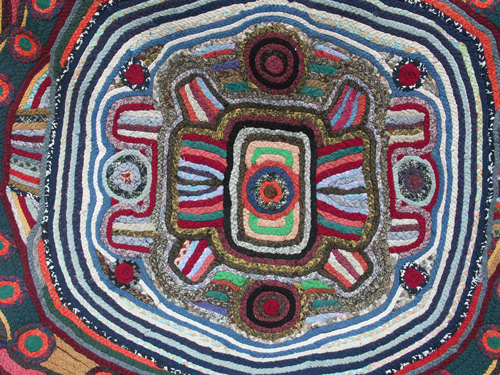 Treflätad matta där flätorna sytts ihop - Foto Mats Pallin