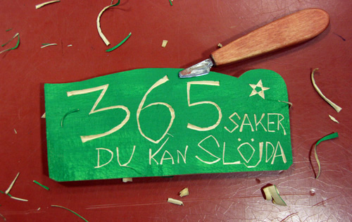 Skuren träbit med texten "365 saker du kan slöjda"