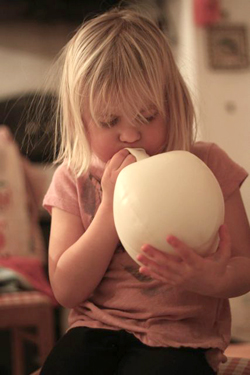 flicka blåser upp ballong