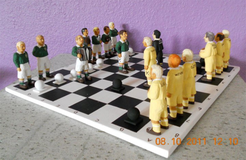 Täljda fotbollspelare som pjäser på schackbräde